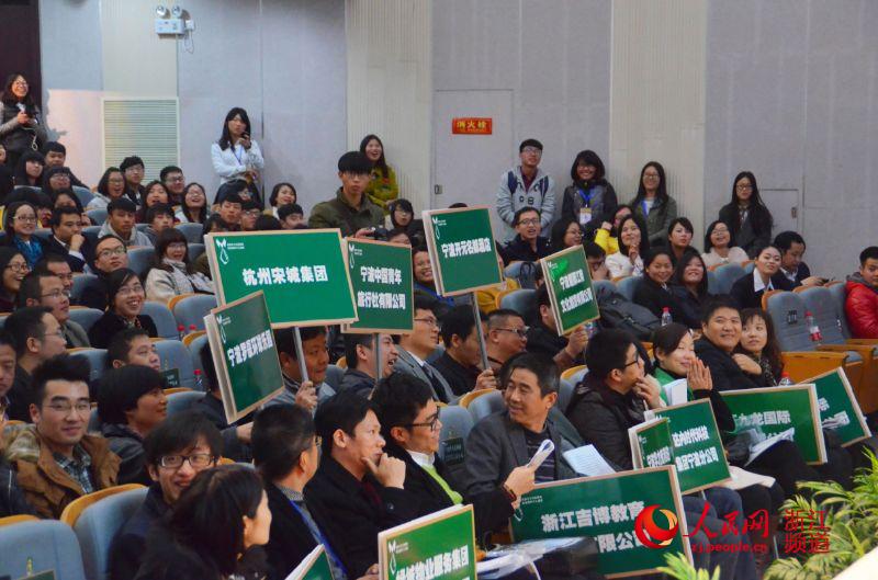 在场企业举牌,向台上同学伸出“橄榄枝”。卓璇 摄
