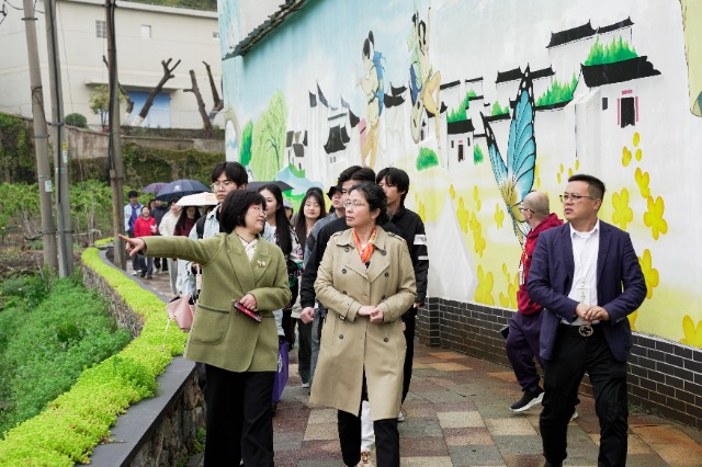 宁波城市职业技术学院校长沈萍带着大学生访企拓岗 学校供图.jpg